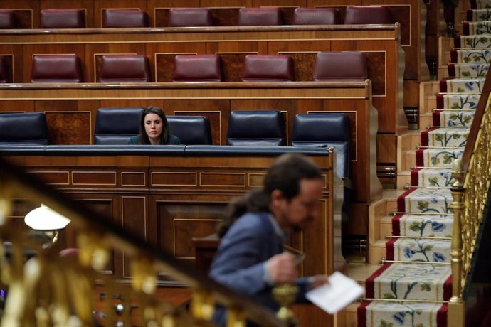 El vicepresidente segundo del Gobierno, Pablo Iglesias, en el hemiciclo. Al fono, la ministra de Igualdad, Irene Montero, también de Podemos