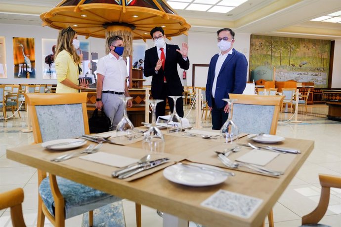 El consejero de Turismo del Cabildo de Tenerife, José Gregorio Martín Plata, visita el restaurante de un establecimiento hotelero en el sur de la isla