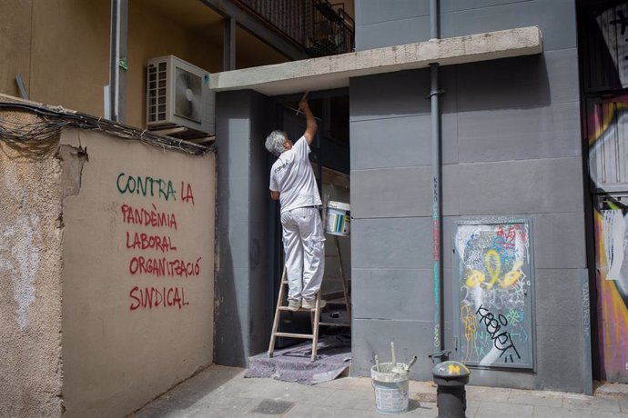 Un obrero trabaja en la construcción de una vivienda durante la fase 0 de la desescalada. En Barcelona, Cataluña, (España), a 5 de mayo de 2020.