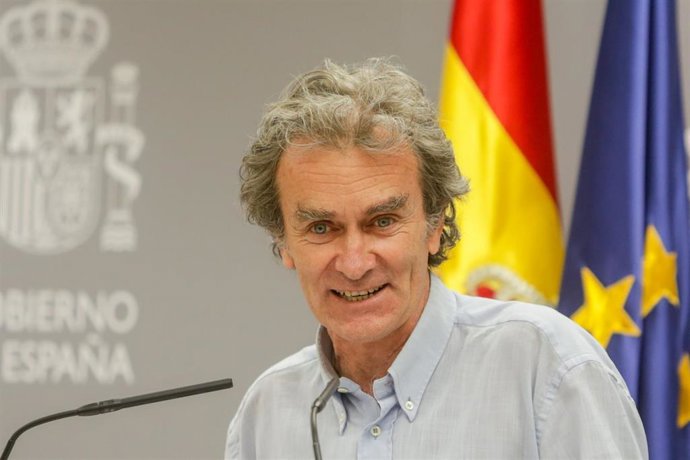 El director del Centro de Coordinación de Alertas y Emergencias Sanitarias (CCAES), Fernando Simón, sonríe y mira a cámara durante una rueda de prensa dos semanas después del fin del estado de alarma para informar de la evolución de la COVID-19, en Madr