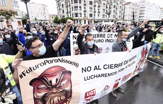 Trabajadores de Nissan Barcelona levantan el brazo como signo de protesta en la manifestación convocada en el centro de la ciudad, a la que han acudido con pancartas, en Santander, Cantabria (España), a 2 de julio de 2020.