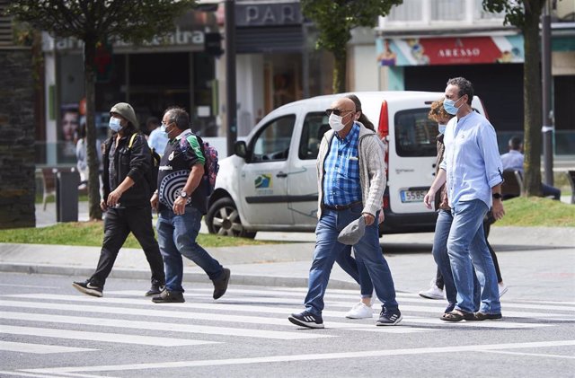 Transeúntes pasean por calles de Santander