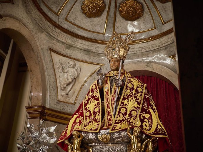 Interior de la capilla de San Fermín en Pamplona donde el párroco, Javier Leoz, cambia las flores al santo de color blanco a rojo por la celebración de la escalera, una tradición arraigada que consiste en conmemorar, al hilo de la canción del "1 de ener