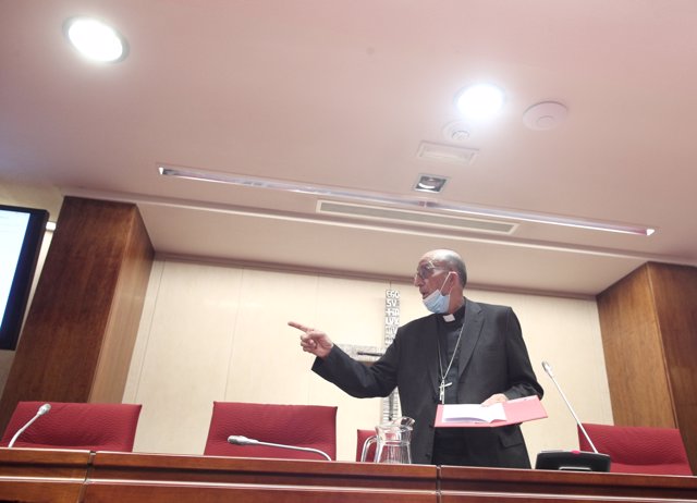 El presidente de la Comisión Permanente de la Conferencia Episcopal Española, Juan José Omella, en una reunión del órgano en la Casa de la Iglesia, en Madrid