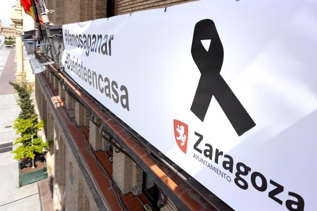 Crespón negro en la pancarta del Ayuntamiento de Zaragoza en recuerdo a víctimas del coronavirus