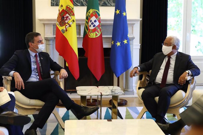 El presidente del Gobierno, Pedro Sánchez (i); y el primer ministro de Portugal, António Costa (d), mantienen un encuentro con en el Palacio de So Bento, en Lisboa (Portugal), a 6 de julio de 2020.