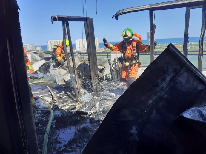 Evacuado un edificio en Cullera por un incendio declarado en un ático