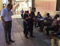 El Ayuntamiento de Lleida reparte 1.700 mascarillas en el centro de la ciudad