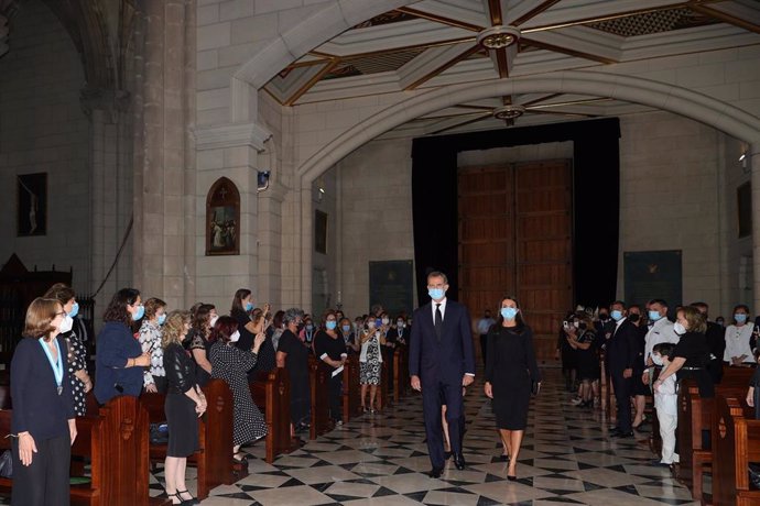El Rey Felipe VI y la Reina Letizia a su llegada este lunes a la Santa Misa celebrada en recuerdo de todas las víctimas del COVID-19 en la Catedral de la Almudena, Madrid (España), a 6 de julio de 2020.