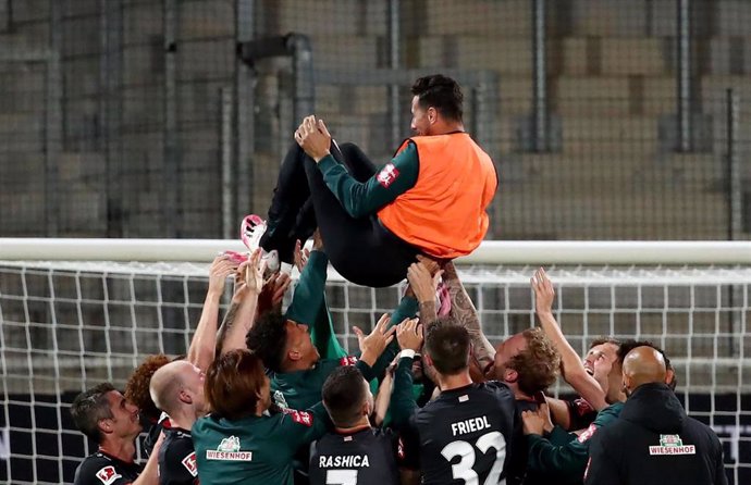 Claudio Pizarro manteado por sus compañeros del Werder Bremen en su despedida