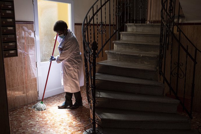 La limpiadora Amalia Caballero, ejerciendo su profesión durante la pandemia del Covid