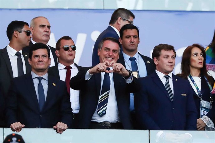 El presidente de Brasil, Jair Bolsonaro, y a su derecha, el que fuera ministro de Justicia, Sergio Moro, durante un partido de la slección de fútbol de Brasil en la pasada Copa América.