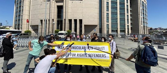 Andrew Gardner, investigador de Amnistía Internacional, comparece por el jucio en el que ha sido condenado a prisión Taner Kilic y otros tres activistas de DDHH