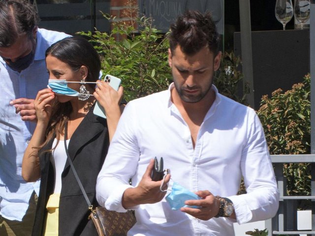 Jorge Pérez y su mujer, Alicia Peña, salen de un restaurante en la capital