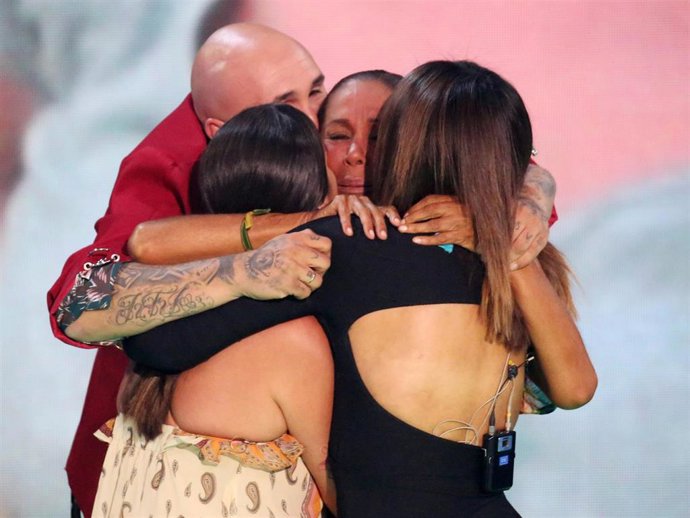 Emotiva imagen de Isabel Pantoja abrazando a sus hijos Kiko e Isa, y a su sobrina Anabel.