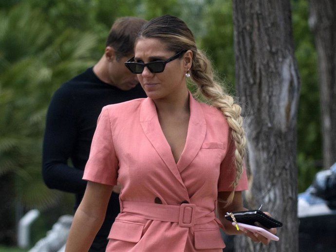 Ivanna Icardi, saliendo de un restaurante con Hugo Sierra