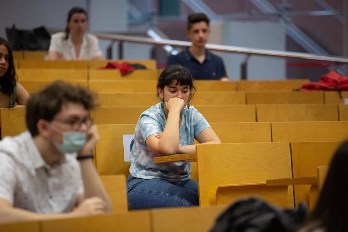 Estudiantes de bachillerato antes de comenzar los exámenes de las Pruebas de Acceso a la Universidad (PAU), en el Campus Ciutadella en Barcelona, Catalunya (España), a 7 de julio de 2020. Los exámenes, que comienzan este martes y hasta el viernes, se po