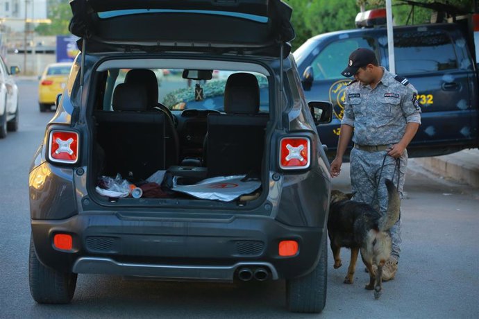 Un policía iraquí revisa un vehículo en Bagdad