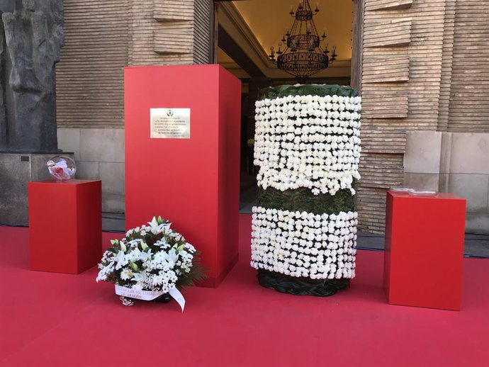 Ofrenda floral a las víctimas de la pandemia de la COVID-19 en Zaragoza.