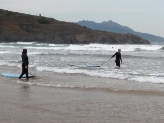 Surfistas aprovechan las olas en una playa vizcaína (Muskiz).
