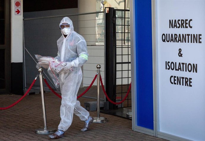 Un trabajador sanitario en un centro de cuarentena y aislamiento en Johanesburgo