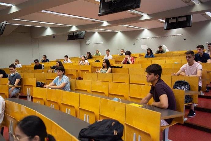 Estudiantes de bachillerato antes de comenzar los exámenes de las Pruebas de Acceso a la Universidad (PAU), en el Campus Ciutadella en Barcelona, Catalunya (España), a 7 de julio de 2020