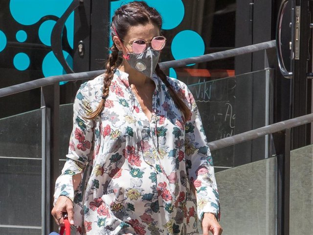 Pilar Rubio, con la mascarilla reglamentaria, presume de barriguita de embarazada