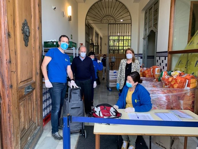 Reparto de ayuda en Casa Caridad de Valncia