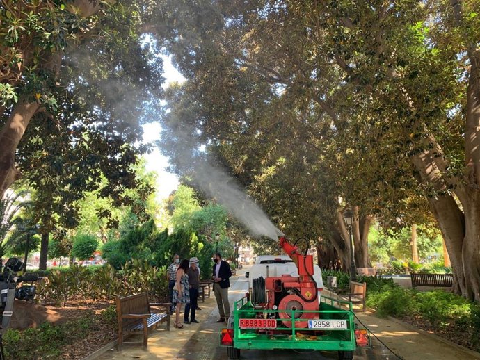 José Guillén supervisa las tareas de riego