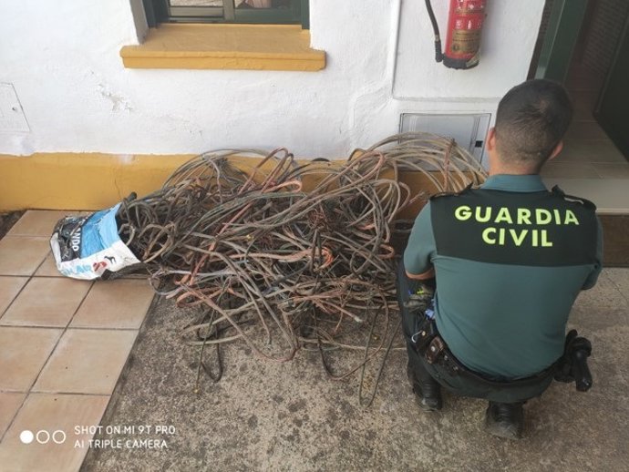 Cableado de cobre recuperado tras su sustracción.