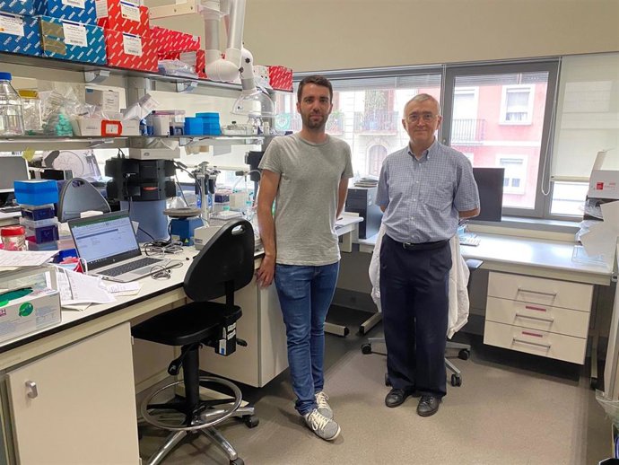 El investigador Ferran Nadeu y el director del Idibaps, Elías Campo.