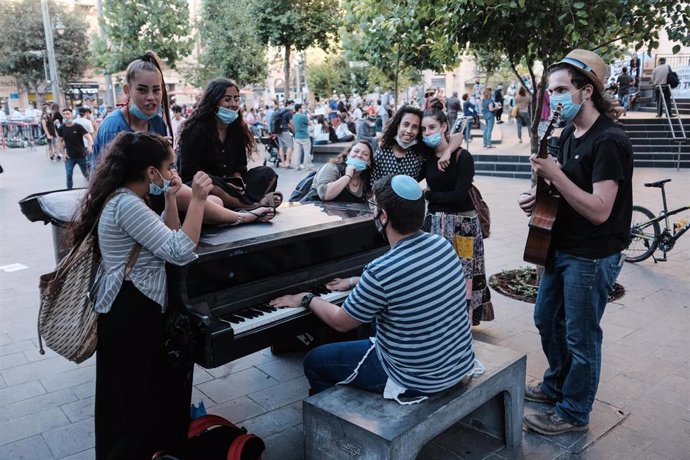 Jóvenes con mascarilla en un acto musical en Jerusalén