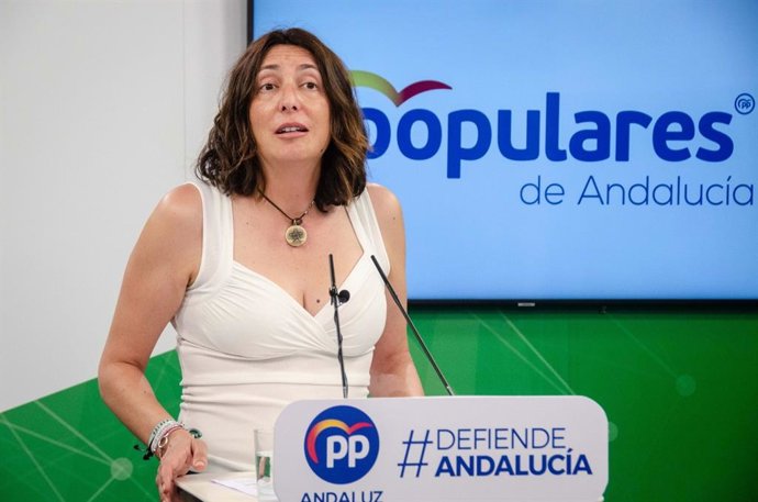 La secretaria general del PP-A, Loles López, en rueda de prensa.