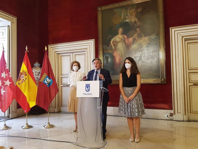 El portavoz del PSOE en el Ayuntamiento de Madrid, Pepu Hernández la portavoz adjunta, Mercedes González y la concejala Maite Pacheco  atienden a los medios tras la firma de los Acuerdos de la Villa