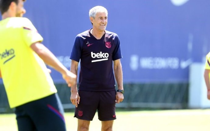 El entrenador del FC Barcelona, Quique Setién, en una sesión de entrenamiento