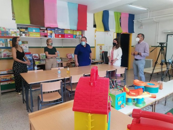 La consejera de Educación y Cultura, Esperanza Moreno, ha visitado el colegio Federico de Arce, de Murcia, uno de los centros que estrenará nueva aula abierta el próximo curso