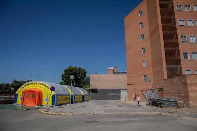 Hospital de campaña para atender a enfermos de coronavirus junto al Hospital Universitario Arnau de Vilanova de Lleida, capital de la comarca del Segri, en Lleida, Catalunya (España), a 6 de julio de 2020. El presidente de la Generalitat, Quim Torra, a