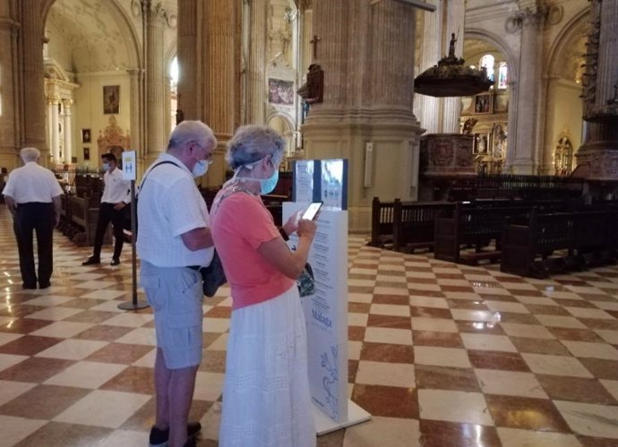 Dos turistas en el primer día de reapertura de la Catedral de Málaga a la visita turística