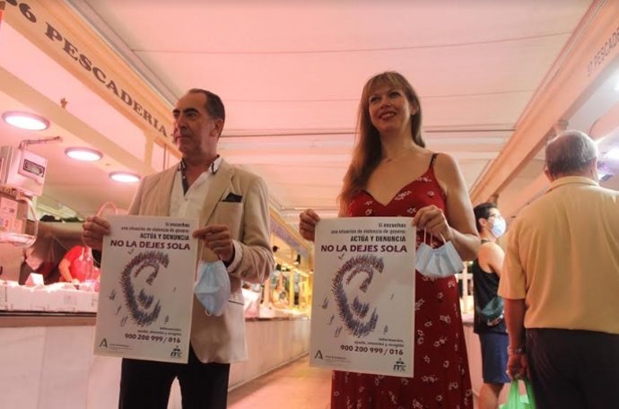 La asesora de programa del IAM en Córdoba, Lourdes Arroyo, y el presidente de Mercacórdoba y delegado de Gestión, Mercados y Comercio del Ayuntamiento de Córdoba, Antonio Álvarez, presentan la campaña 'No estás sola'