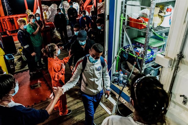 Los migrantes abandonal el 'Ocean Viking'