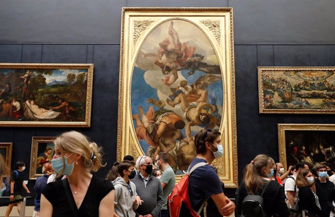 Visitantes con mascarilla en el Museo del Louvre, en París