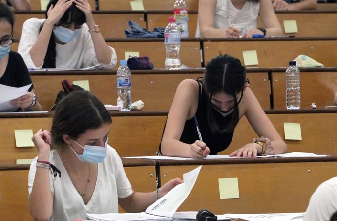 Estudiantes durante la realización de las pruebas de Evaluación para el acceso a la Universidad en Málaga (la EvAU, tradicionalmente llamada Selectividad)