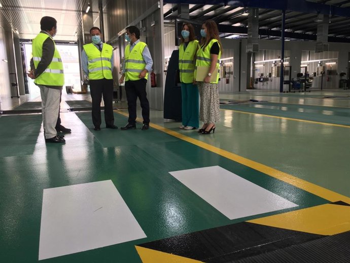 El delegado del Gobierno de la Junta en Sevilla, Ricardo Sánchez, y el director general de Veiasa, Francisco José Delgado, visitan la ITV de Gelves