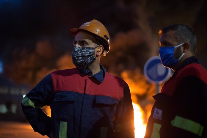 Manifestantes durante una concentración nocturna convocada por el comité de Alcoa San Cibrao, en el entorno de la fábrica de San Cibrao, cortan el acceso a la fábrica en Lugo, Galicia (España), a 30 de junio
