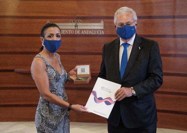 La presidenta del Parlamento de Andalucía, Marta Bosquet, recibe del Defensor del Pueblo, Jesús Maeztu, el informe anual de 2019.