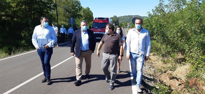 El presidente de la Diputación de León, Eduardo Morán, el diputado de Infraestructuras, Luis Alberto Arias, y los alcaldes de Toral de los Vados y Carracedelo, Pedro Fernández y Raúl Valcarce.