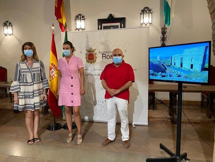 Carmen Casero (i), delegada de Cultura de la Junta en Málaga; la alcaldesa de Ronda, Mari Paz Fernandez, y el concejal de Urbanismo, Jesús Vázquez.