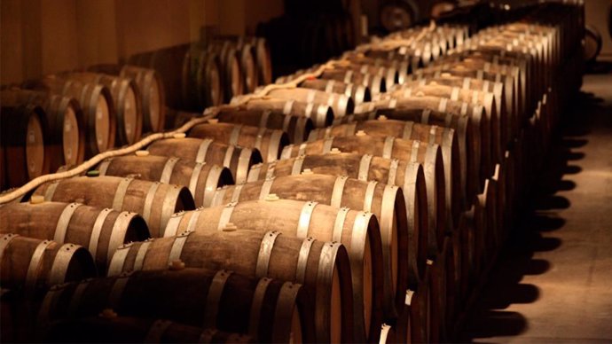 Bodega de vino con barricas de roble