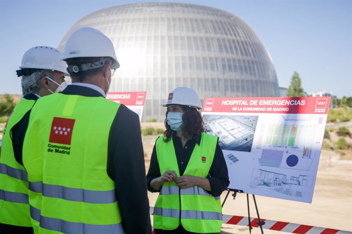 La presidenta de la Comunidad, Isabel Díaz Ayuso, durante su visita las obras de construcción del nuevo Hospital de Emergencias de la región en la zona de Valdebebas para conocer el desarrollo de los trabajos, en Madrid (España), a 7 de julio de 2020.