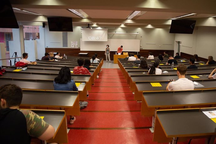 Estudiants de batxillerat abans de comenar els exmens de les proves d'accés a la universitat (PAU), al Campus Ciutadella de Barcelona, Catalunya (Espanya), 7 de juliol del 2020.